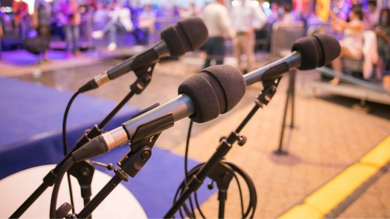Elegir tipos de micrófonos para eventos